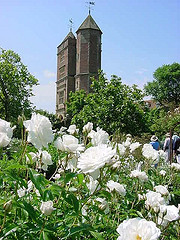 Sissinghurst_with_white_roses.jpg