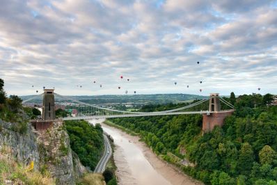Hot_air_balloons_over_the_Clifton_Suspension_Bridge_c_VisitBritain_-_Eric_Nathan.jpg