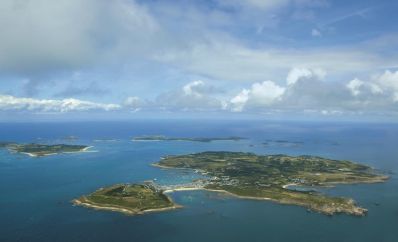 St_Marys_with_Tresco_and_St_Martins_beyond_-_Copy.jpg