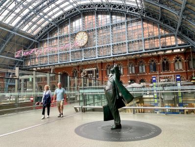 Railway_blog_Betjeman_statue_St_Pancras.jpg
