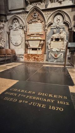 Charles_Dickenss_grave_at_Westminster_Abbey_meetmrlondoner.jpg