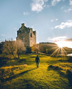Eilean_Donan_Castle_c_VisitBritain_-_Emmanuel_Teikirisi.jpg
