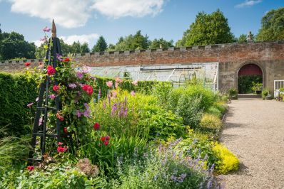 Glamis_Castle_-_Walled_Garden_c_VisitScotland_-_Kenny_Lam.jpg