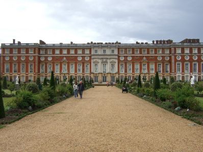 hampton-court-palace-g6f05f10c3_1280.jpg