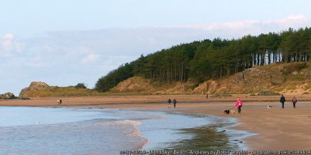 Llanddwyn_Beach_geograph-5989434-by-Robin-Drayton.jpg