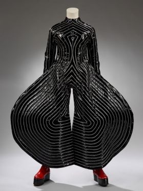 Replica_of_the_Tokyo_Pop_jumpsuit_made_by_Kansai_Yamamoto_and_worn_by_David_Bowie_as_Ziggy_Stardust._Image_courtesy_of_the_VA_-_Copy.jpg