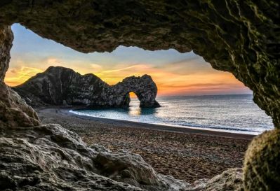 Sunset_over_Durdle_Door_c_VisitBritain_-_RagnDrone_Man.jpg