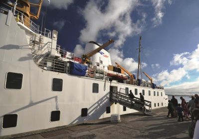 Boarding_Scillonian_III_-_Copy.jpg