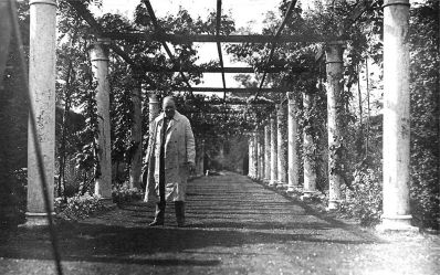 12._Sir_Winston_Churchill_in_the_Wisteria_Walk_Trent_Park_1930s.__Houghton_Hall_.jpg