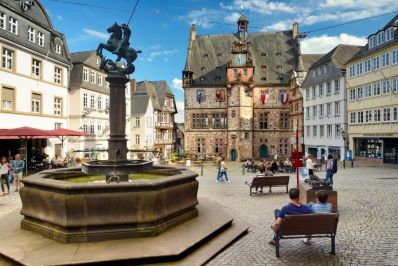 Marburg_Marktplatz_mit_dem_historischem_Rathaus.jpg