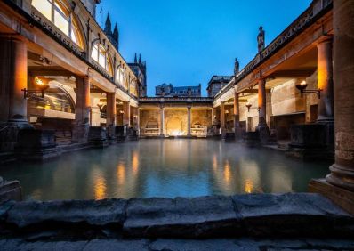 Roman_Baths_in_Bath_by_torchlight_1.jpg