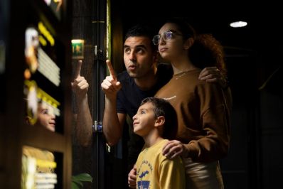 Visitors_in_The_Vivarium.jpg