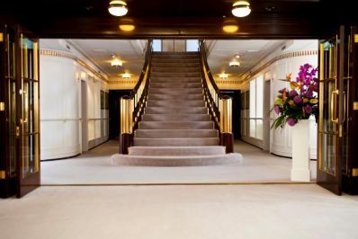 Royal_Yacht_Britannia_Grand_Staircase.jpg