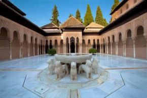 Alhambra_Granada_Patio_de_los_leones.jpg