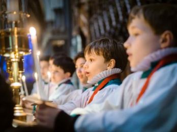 Choristers_at_Salisbury_Cathedral.jpg