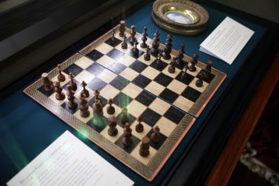 Franklins_18th-century_chess_pieces_02_-_Copy.JPG