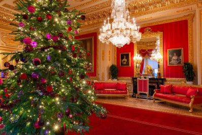 Windsor_Castle_Christmas_Crimson_Drawing_Room_2_-_Copy.jpg