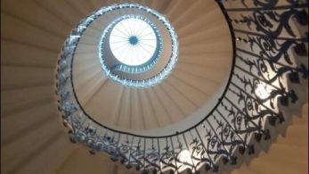 Staircase_at_The_Queens_House.jpg