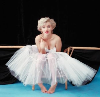 Marilyn_Monroe_Ballerina_sitting_1954_by_Milton_H._Greene.jpg