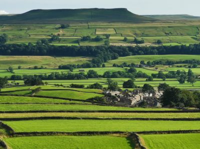 Askrigg_with_hill_of_Addleborough.jpg