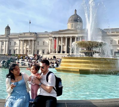 Youre_never_too_young_to_enjoy_art._A_family_outside_the_National_Gallery_meetmrlondoner.jpg