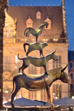 Bremen_Bremer_Stadtmusikanten_vor_dem_Rathaus.jpg