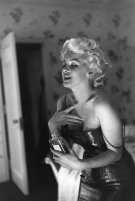 Marilyn_Monroe_applying_Chanel_N5_photograph_by_Ed_Feingersh_1955_New_York.__Ed_FeingershMichael_Ochs_ArchivesGetty_Images_-_Copy.jpg