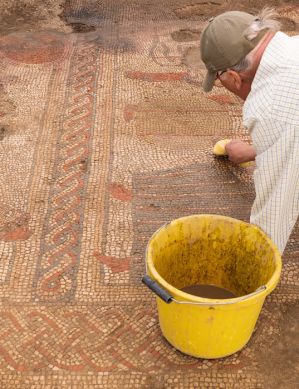 Rutland_mosaic_and_surrounding_villa_discovery_c_Historic_England_Archive_2.jpg