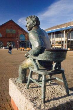 Dylan_Thomas_statue_-_Copy.jpg