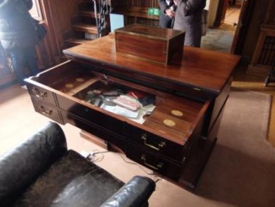 Sir_Walter_Scotts_desk_-_Copy.JPG