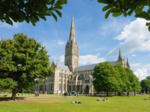 Salisbury_Cathedral_-_1.jpg