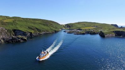 Ferry_coming_into_Cape_Clear_Island_Co_Cork_courtesy_Frank_Tormey.jpg