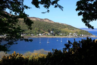 102270-lochranza-and-loch-ranza-medium_c_VisitScotland_-_Paul_Tomkins.jpg